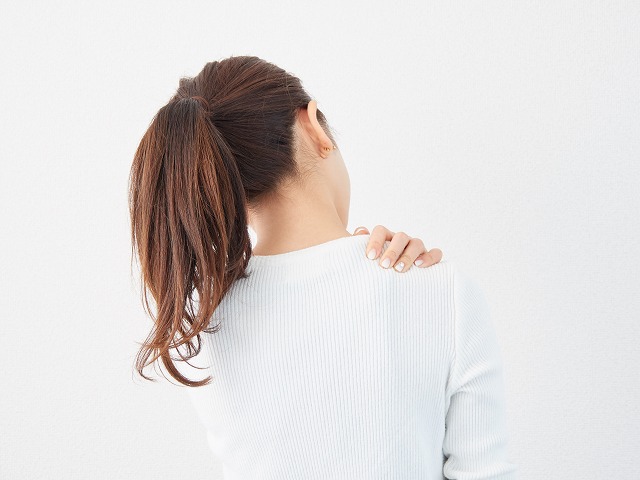慢性的な肩こりの方は、骨格内臓の位置を調整することにより、カラダ全体の緊張が無くなり肩こりも緩和されます。